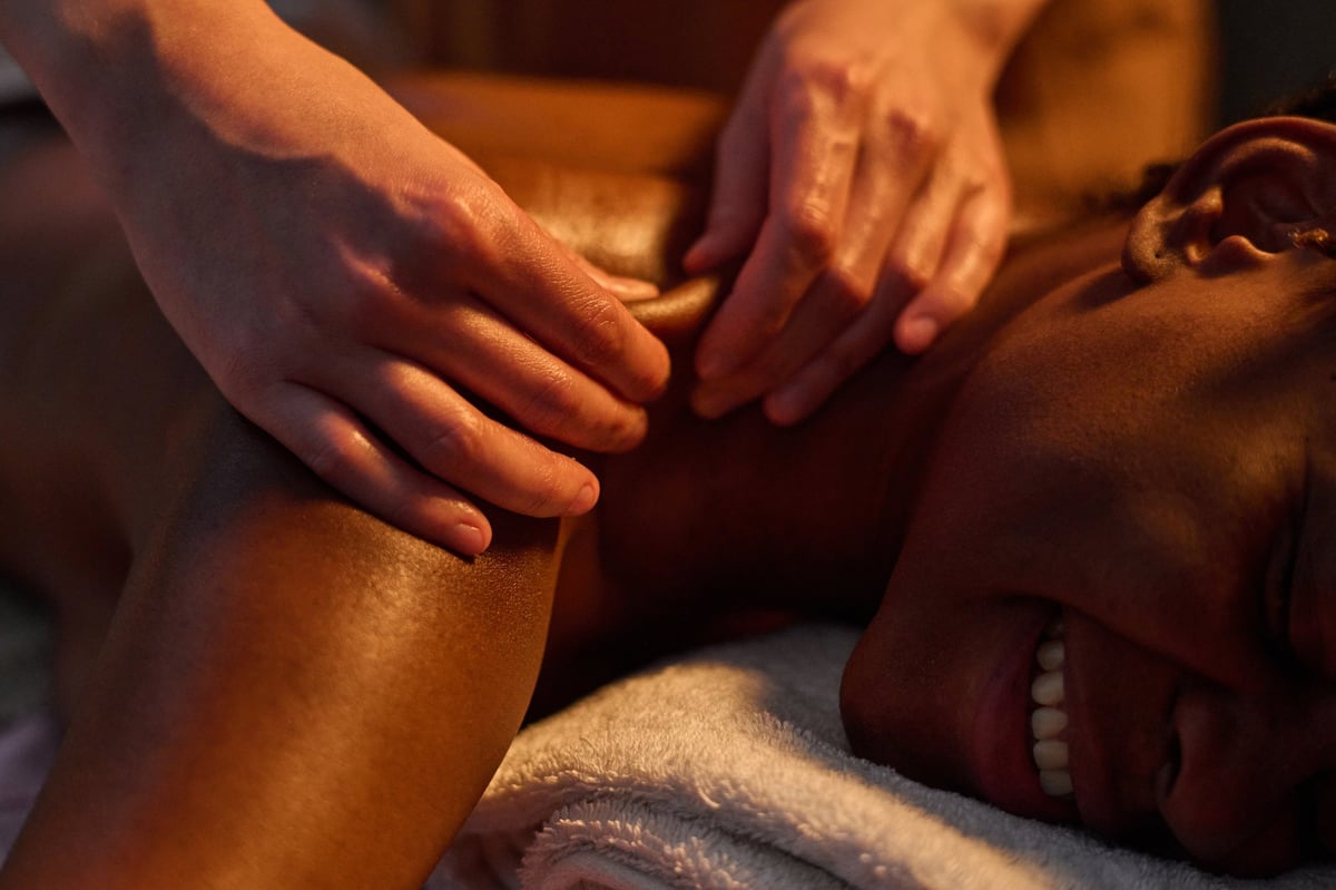 Terapeuta pracujący nad napiętymi mięśniami barku